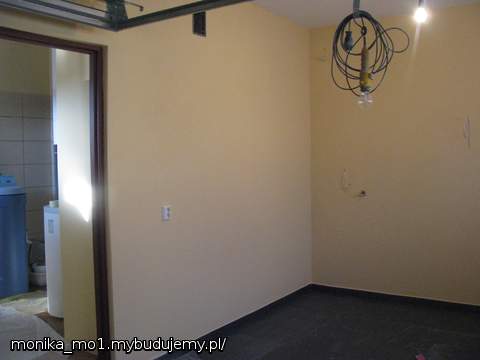kolejny róg garażu zakończony, reszta podłogi będzie później dołączona na zdjęciach, ze względu na rupieciarnię z przebieralnią, jaka powstała w garażu przez brudne prace wykonywane w pozostałej części domu