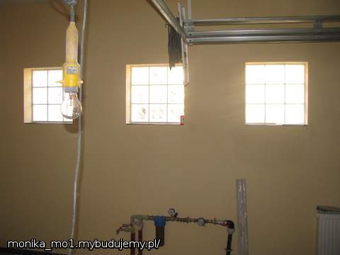 Luksfery a zamiast parapetów praktyczne płytki - idealne półeczki na różne takie  pieprzoty ;)