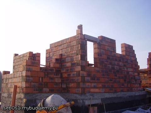 21.03.2011 Nowy tydzień i dalej ekipa muruje.