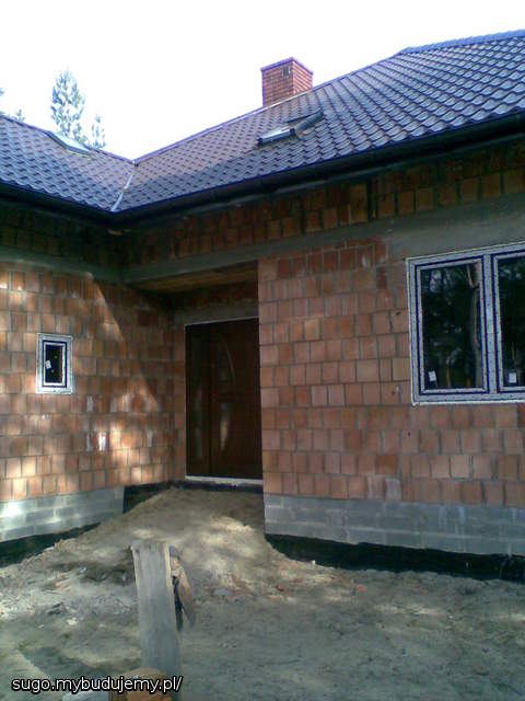 okno od frontu i drzwi wejściowe