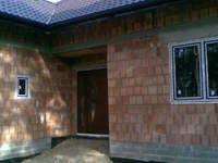 okno od frontu i drzwi wejściowe