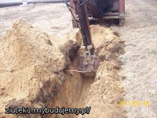 koparka kopie głęboli rów