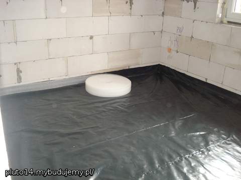 Na styropian dałem folię 0,3 mm oraz dyletację wzdłuż ścian z gąbki 5 mm