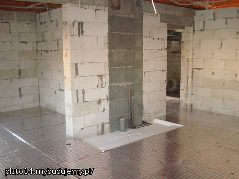 W miejscu gdzie będzie stał kominek ociepliłem 4 cm styropianem reszta została zalana betonem zazbrojonym siatką metalową