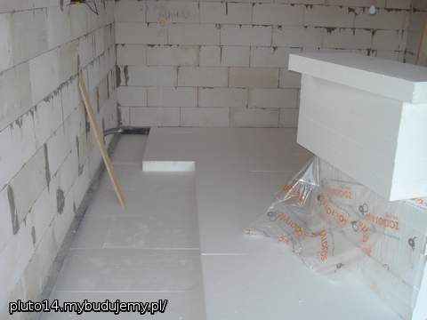 Ocieplenie podłogi w garażu specjalnym twardym styropianem