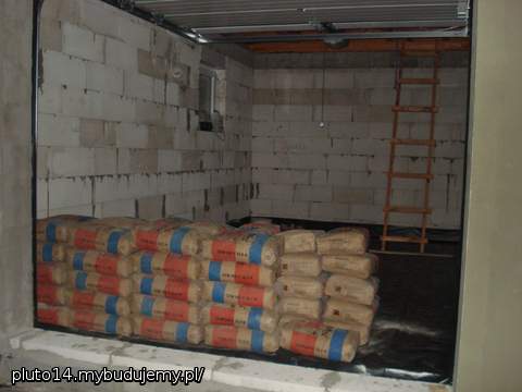 Na wylewki betonowe podłogi poszło 2,2 ton cementu oraz około 20 ton piasku 0-4 mm