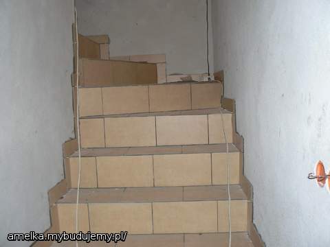 Płytki w piwnicy i na prowadzących do niej schodach też już są...