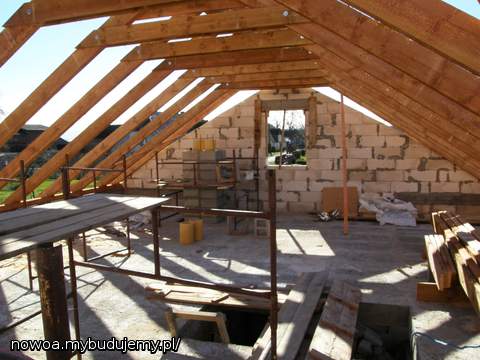 komin pnie się powoli ponad dach