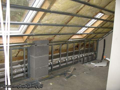 kwiecień 2011: zabudowa poddasza. w rogu miejsce na wanne-brak wylewki, żeby znalazła się ona jak najniżej, bo sufit i tak bardzo nisko