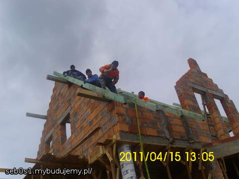 Bijemy. Od dołu kuzyn Leszek, bije tata, później Tomek i najwyżej ja, a zdjęcie robi Rafał.