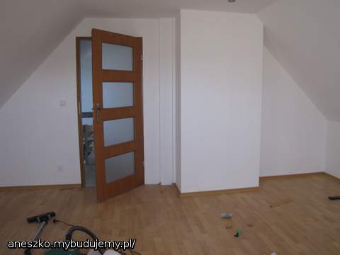 Mój mąż został bohaterem w naszym domu i sam połozył panele ;-)