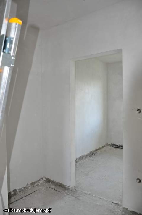 Sypialnia sąsiadująca z salonem została zmniejszona i w niej będzie garderoba. WC zlikwidowaliśmy (w pomieszczeniu kotłowni będzie zamontowana muszla i umywalka). Zmniejszając sypialnię powiększyliśmy salon. W wyniku wprowadzonych zmian wygospodarowaliśmy wnękę na szafę.