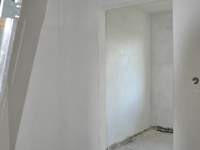 Sypialnia sąsiadująca z salonem została zmniejszona i w niej będzie garderoba. WC zlikwidowaliśmy (w pomieszczeniu kotłowni będzie zamontowana muszla i umywalka). Zmniejszając sypialnię powiększyliśmy salon. W wyniku wprowadzonych zmian wygospodarowaliśmy wnękę na szafę.