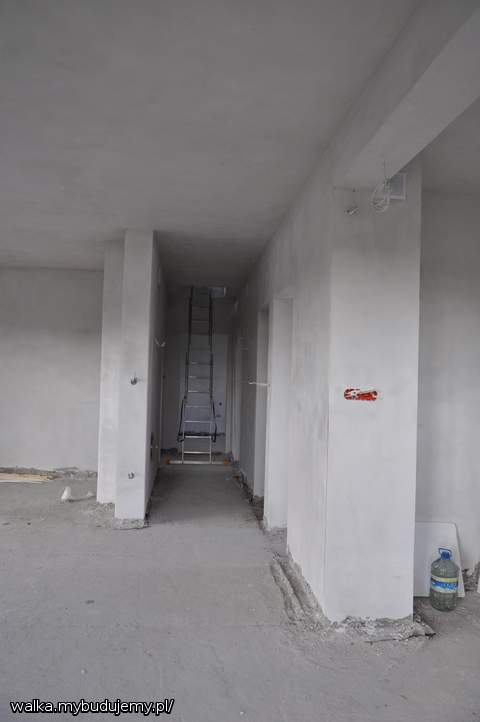 Ścianę w kuchni cofnęliśmy w kierunku przedsionka, tworząc wnękę do szafek kuchennych.