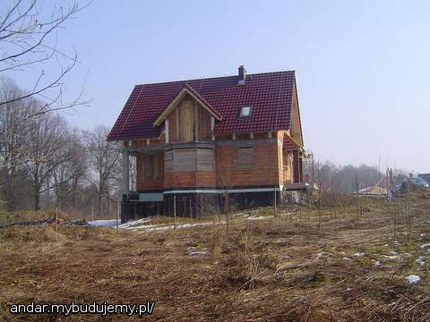 tak wyglada domek z boku. Jeszcze trzeba zasypac piwnice