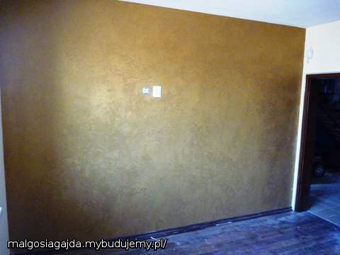 sypialnia 2 (sciana na przeciw tej wytapetowanej)