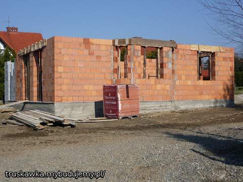 Nareszcie już widać zarys parteru ,cieszymy się jak dzieci. A w środku zmiany-schody zostaly przesunięte, zrezygnowalismy z pokoju na dole na rzecz powiekszenia salonu, no i mamy przejscie do garażu.