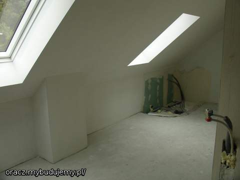 maj 2011: łazienka po szpachlowaniu. w rogu miejsce bez posadzki dla wanny narożnikowej