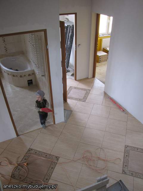 Płytki w korytarzu