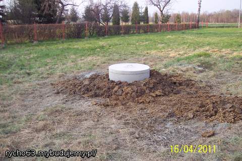 Studnia o głębokości 28 metrów. Woda (podobno) prawie oligoceńska. Sprawdzimy.