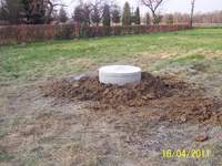 Studnia o głębokości 28 metrów. Woda (podobno) prawie oligoceńska. Sprawdzimy.