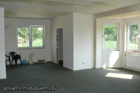 Salon i kuchnia po wylaniu podłóg