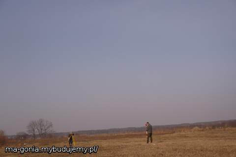 Wytyczanie domu przez geodetów. Jeszcze pusta działka.
