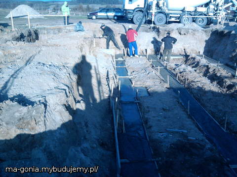 Zalewanie ław fundamentowych.