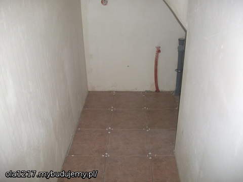 W piwnicy pod schodami zostala podlaczona hydraulika pod pralke, jest duzo miejsca na kacik ,,laundry
