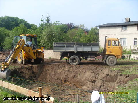 pierwszy dzień rozpoczęty wykopaniem dosyć dużej dziury na działce