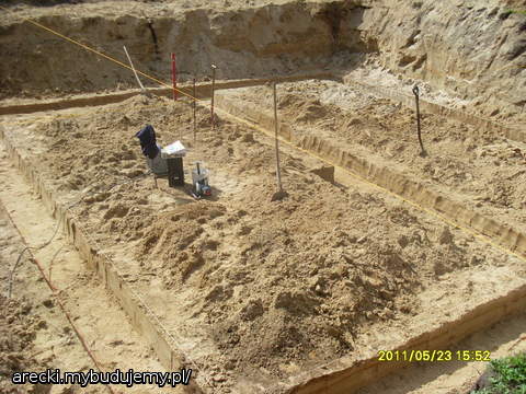 gdy już mieliśmy gotowy wykop zrobiony przez koparkę fundamenty wykopaliśmy sami siłą własnych mięśni