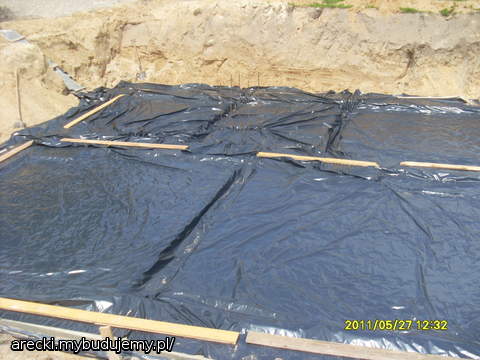 przed wylaniem tzw. chudziaka całą piwnicę pokryliśmy folią budowlaną jako dodatkowe zabezpieczenie przed wilgocią