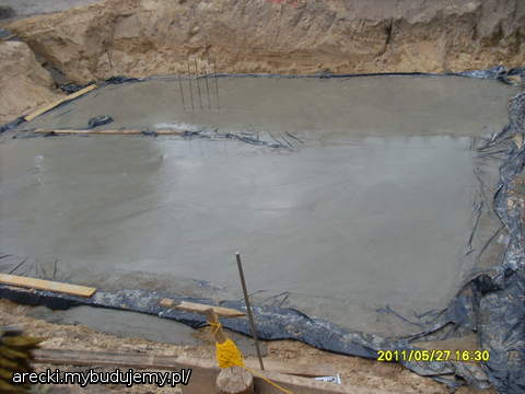 teraz czekamy jak wyschnie i zaczniemy murowanie ścian piwnic