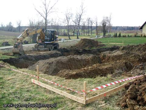 Koparka kolegi. Zdjął humus wjechał do środka i utknął w glinie na ponad 3 godziny. Po wydrapaniu myślałem że zrezygnuję a on spokojnie dokończył robotę. Całe kopanie zajęło mu 9 godzin...