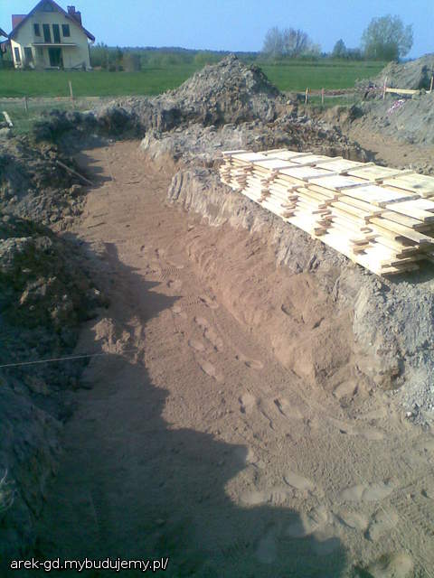 Po osuszeniu jeszcze raz koparka usunęła uplastycznioną glinę i w to miejsce nasypaliśmy 60 ton żwirku. Następnie zagęszczanie i tak to wygląda...