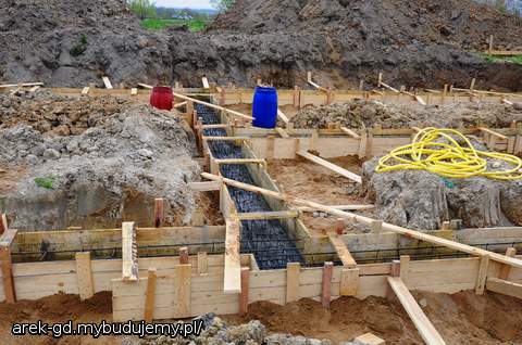 Zazbrojona ława  z dodatkowym prętem przygotowana do zalania.