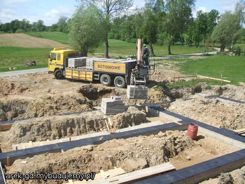 Bloczki od producenta 2.30 sztuka plus 100 transport (624 sztuki razy dwa. 20 sztuk trzeba było jeszcze dokupić). Może nie idealne  ale chłopaki dali radę.