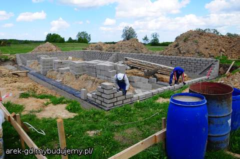 Murowanie ściany fundamentu. Ze względu na wysoki poziom wody (wiosna) zdecydowaliśmy się na wyniesienie budynku w górę. Dlatego siedem warstw bloczków.