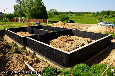 Ściana gotowa i pierwsza warstwa dysperbiu nałożona. Widok od strony poszerzonego garażu (6,30 szerokości wewnątrz)