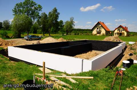 Druga warstwa dysperbitu i styropian.