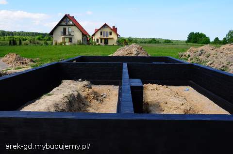 Gotowe do zasypania żwirkiem. Niestety okazało się że trzeba tu wsypać ok 300 ton...aż boli. Koniec maja 2011