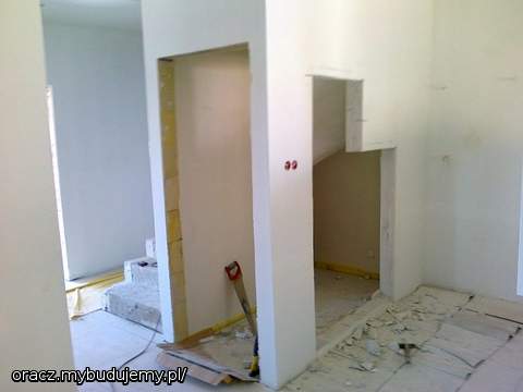 czerwiec 2011: małe burzonko w kuchni. w wykutej wnęce znajdzie się lodówka i piekarnik.